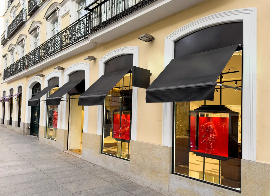 Façade vitrine de magasin en aluminium sur mesure à Caille